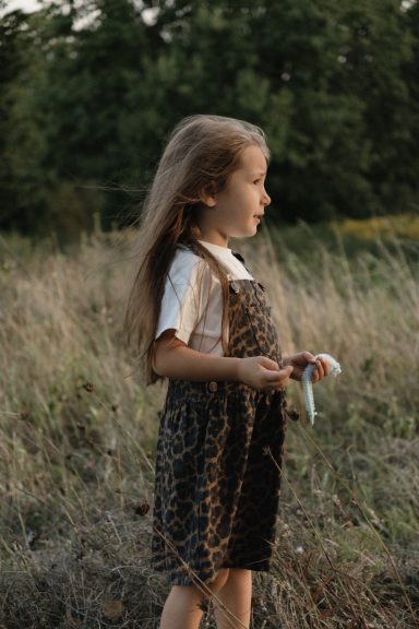 Kleines Mädchen bei einem Outdoorshooting auf den wilden Wiesen des Wuhlewanderweges