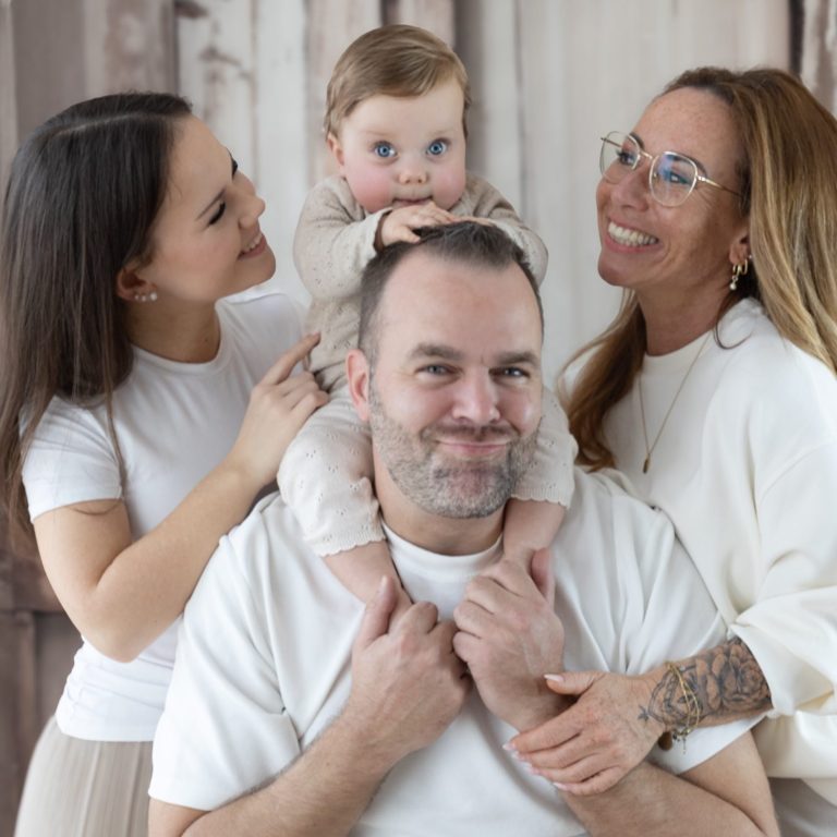 Schwangeren Fotografie - Schwangere umfasst ihren Babybauch