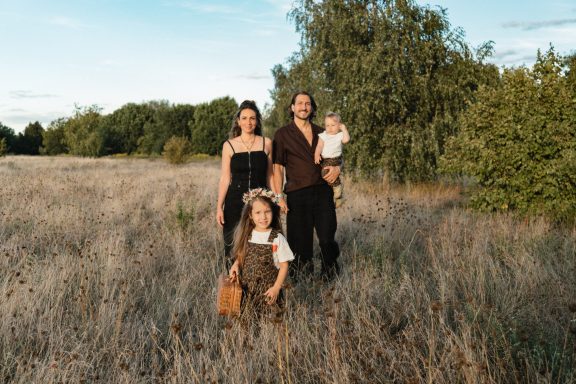 Familienporträt in der Natur nahe Berlin-Biesdorf von familara Fotografie