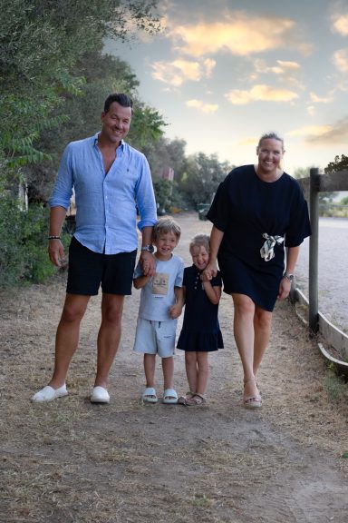 4 köpfige Familie spazierend