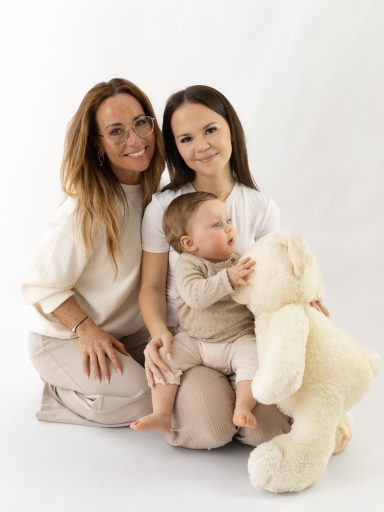 Mama, Baby und Tochter kuscheln