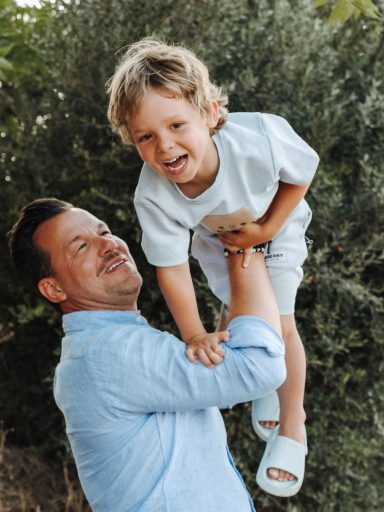 Papa und Kind spielen
