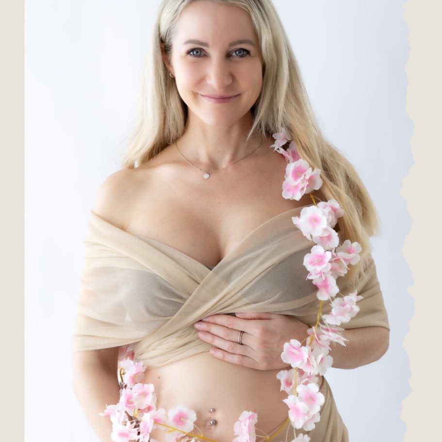 Babybauch Fotoshooting Berlin - blonde Frau