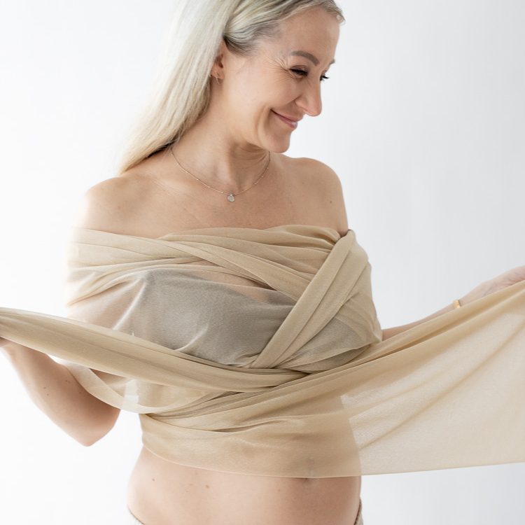 Babybauch-Shooting Mesh - blonde Frau Indoor Berlin