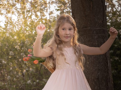 Schulfotografie eines Mädchens mit Blumen