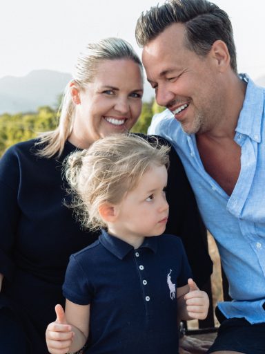 Mama, Papa und Kind kuscheln