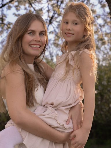Tochter auf dem Arm der Mutter bei einem Fotoshooting