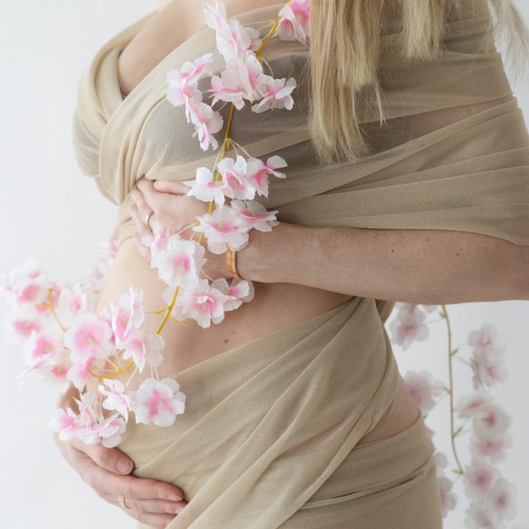 Schwangerenfotografie - Liebevoll den Babybauch umfassend Schwangeren Fotografie - Schwangere umfasst ihren Babybauch