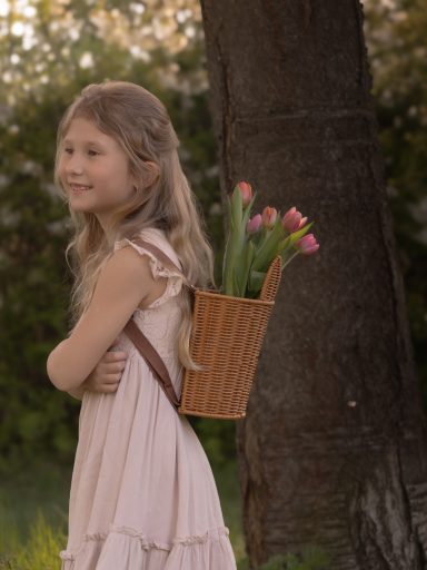 Schulfotografie eines Mädchens mit Blumen