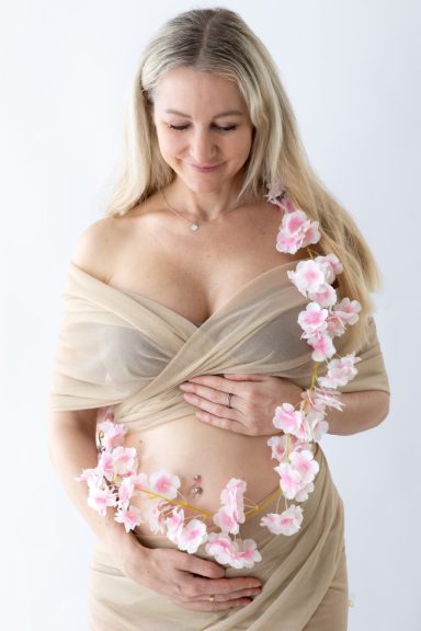 Schwangeren Fotografie in Berlin - Schwangere mit Blumen