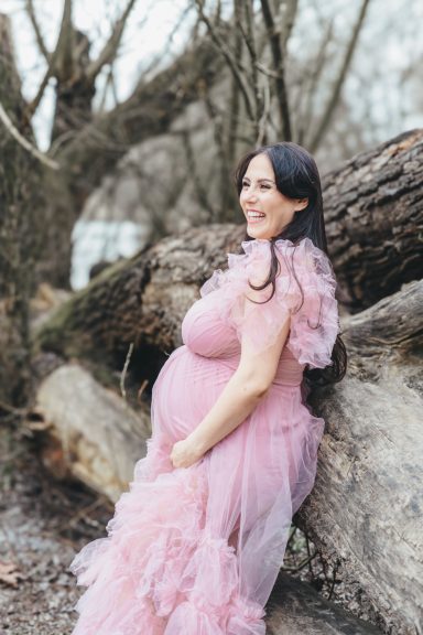 Babybelly Fotoshooting - schwangere Frau am See