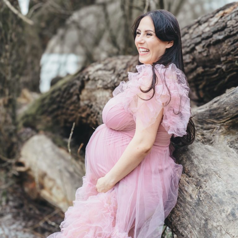 Babybelly Fotoshooting an einem See in Berlin Schwangere Frau Outdoor - lachend am See