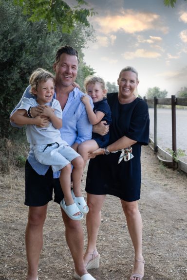 Familie im Sonnenuntergang
