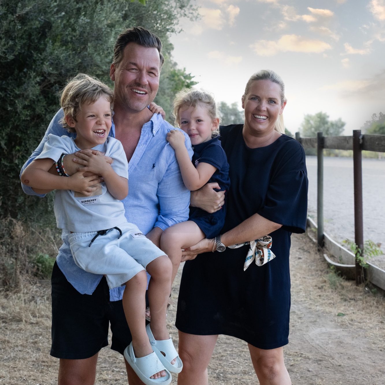 Familienfotografie Berlin porträtiert eure Familie Familie lachend