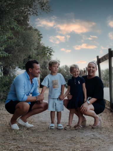 Familie lachend und spielend