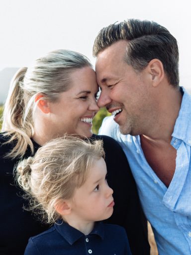 3 köpfige Familie innig