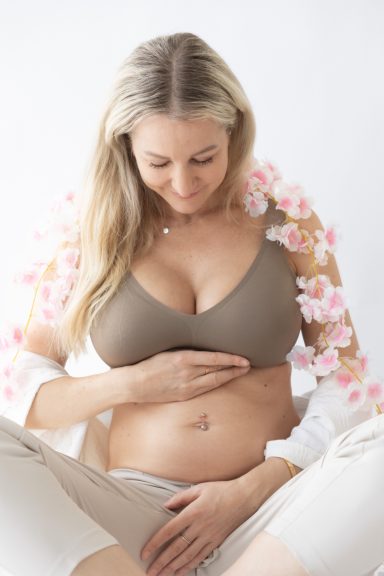 Schwangere hübsche Frau bei einem Fotoshooting in Berlin