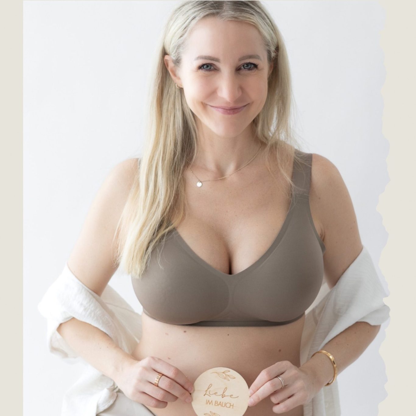 Schwangere Frau mit langen blonden Haaren - Babybauch Fotografie