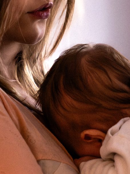 Junge Mutter mit Baby auf dem Arm