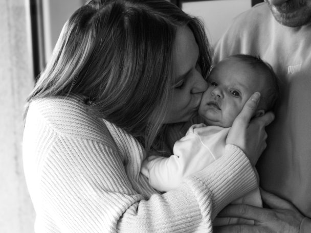 Junge Familie bei einem Baby-Fotoshooting