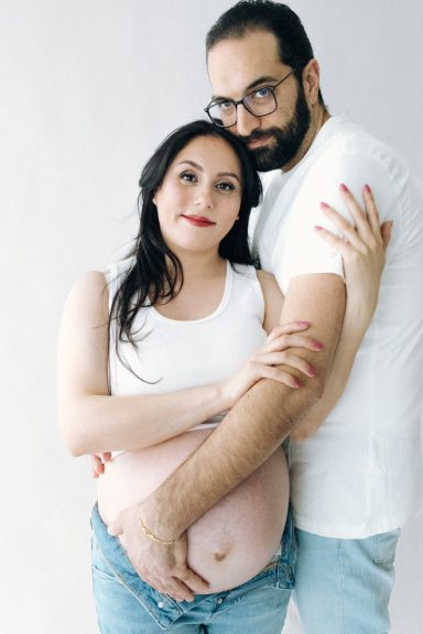 Pärchen Pose mit Babybauch