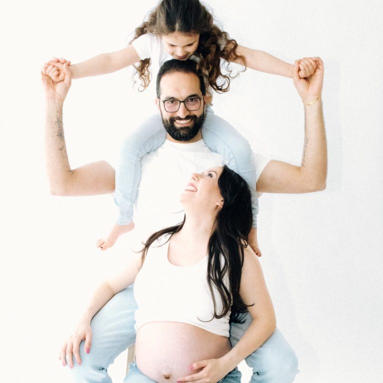 Glückliche Familie - Frau beim Babybauchshooting