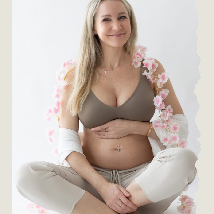 Schwangere Frau- Babybauch Fotoshooting im Frühling mit Blumen