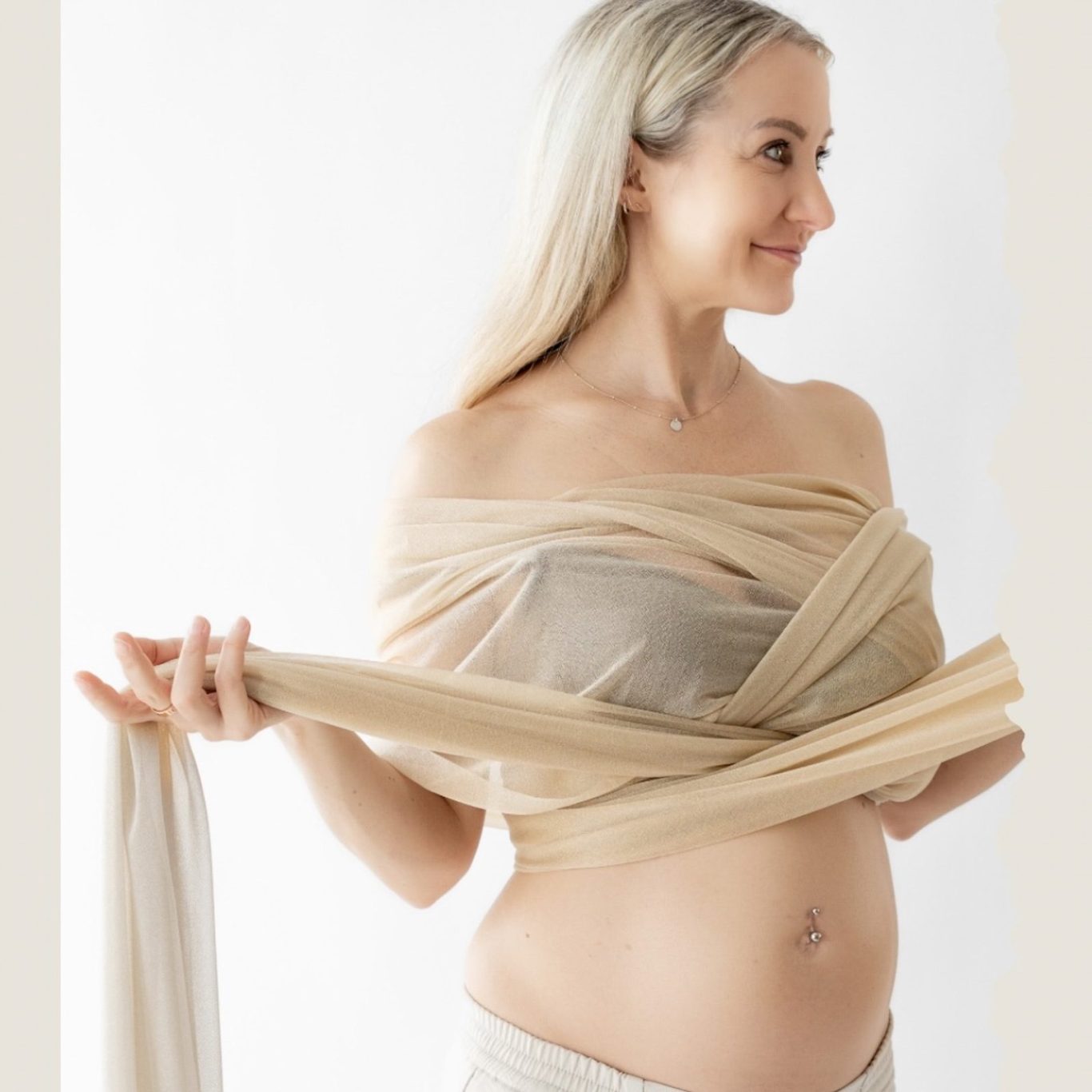 Babybauch-Shooting Mesh - blonde Frau Indoor Berlin